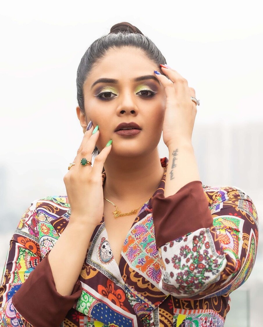  ఇక అది అలా ఉంటే ఈ అందాల యాంకర్  ఓ వైపు తన యాంకరింగ్‌తో అదరగొడుతూనే.. మరోవైపు సినిమాల్లోను నటిస్తూ కేకపెట్టిస్తున్నారు. అంతేకాదు బిగ్ బాస్ తెలుగు 3 రన్నరప్ శ్రీముఖి నిలిచి.. రియాలిటీ షోలో కూడా తన సత్తాను చాటారు శ్రీముఖి. ప్రస్తుతం పలు షోలకు హోస్ట్‌గా చేస్తోన్న శ్రీముఖి ఒక్కో షోకి రూ. 1.5 నుండి 2 లక్షల వరకు రెమ్యూనరేషన్ తీసుకుంటున్నట్లు సమాచారం. అయితే విషయంలో అధికారిక సమాచారం తెలియాల్సి ఉంది. Photo : Instagram