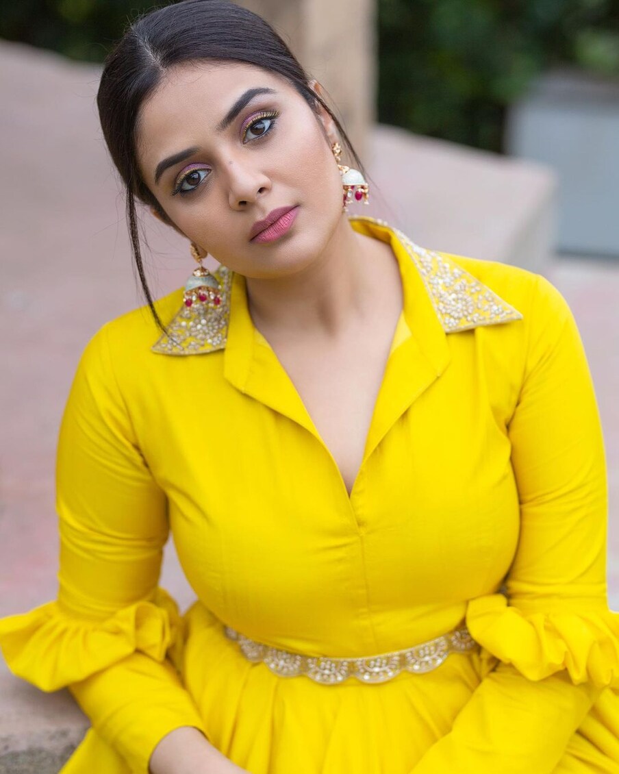 ఇక అది అలా ఉంటే ఈ అందాల యాంకర్  ఓ వైపు తన యాంకరింగ్‌తో అదరగొడుతూనే.. మరోవైపు సినిమాల్లోను నటిస్తూ కేకపెట్టిస్తున్నారు. అంతేకాదు బిగ్ బాస్ తెలుగు 3 రన్నరప్ శ్రీముఖి నిలిచి.. రియాలిటీ షోలో కూడా తన సత్తాను చాటారు శ్రీముఖి. ప్రస్తుతం పలు షోలకు హోస్ట్‌గా చేస్తోన్న శ్రీముఖి ఒక్కో షోకి రూ. 1.5 నుండి 2 లక్షల వరకు రెమ్యూనరేషన్ తీసుకుంటున్నట్లు సమాచారం. అయితే విషయంలో అధికారిక సమాచారం తెలియాల్సి ఉంది. Photo : Instagram