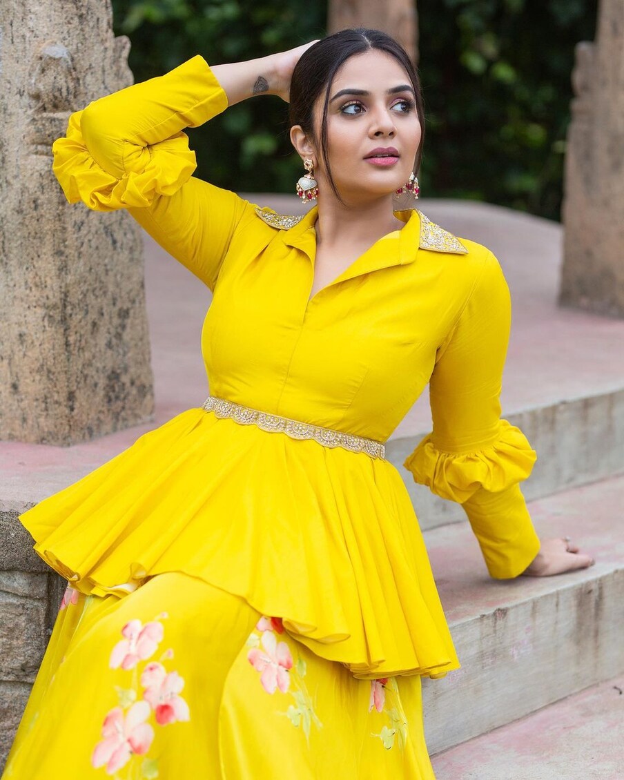  Anchor Sreemukhi : అది అలా ఉంటే ఆమె తాజాగా ఓ ఫోటో షూట్ చేసింది. ఆ ఫోటోల్లో శ్రీముఖి అదరగొట్టిందనే చెప్పాలి. క్యూట్ లుక్‌లో కేకపెట్టించింది. దీంతో నెటిజన్స్ ఫిదా అవుతున్నారు. దానికి సంబంధించిన కొన్ని పిక్స్‌ ప్రస్తుతం సోషల్ మీడియాలో వైరల్‌గా మారాయి.. Photo : Instagram