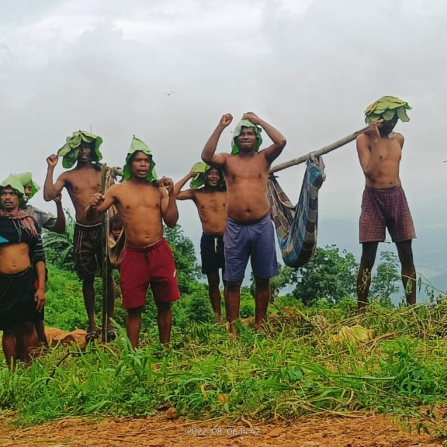  ,[object Object],.                                                    Tribal protest: ఓ వైపు దేశ వ్యాప్తంగా ఆదివాసి దినోత్సవ ఉత్సవాలు ఘనంగా జరుగుతున్నాయి. ప్రధాన మంత్రి దగ్గర నుంచి వివిధ రాష్ట్రాల మఖ్యమంత్రులు.. మంత్రులు.. ఇతర రాజకీయ నేతలు ఈ వేడుకల్లో భాగమవుతున్నారు. ఆదివాసీల ఆదుకునేందుకు అది చేస్తున్నాం.. ఇది చేస్తున్నామని చెబుతున్నారు. అయితే ఇదే సమయంలో ఆదివాసీల పరిస్థితి చూస్తే.. ఇంత దారుణమా అనిపించక మానదు..