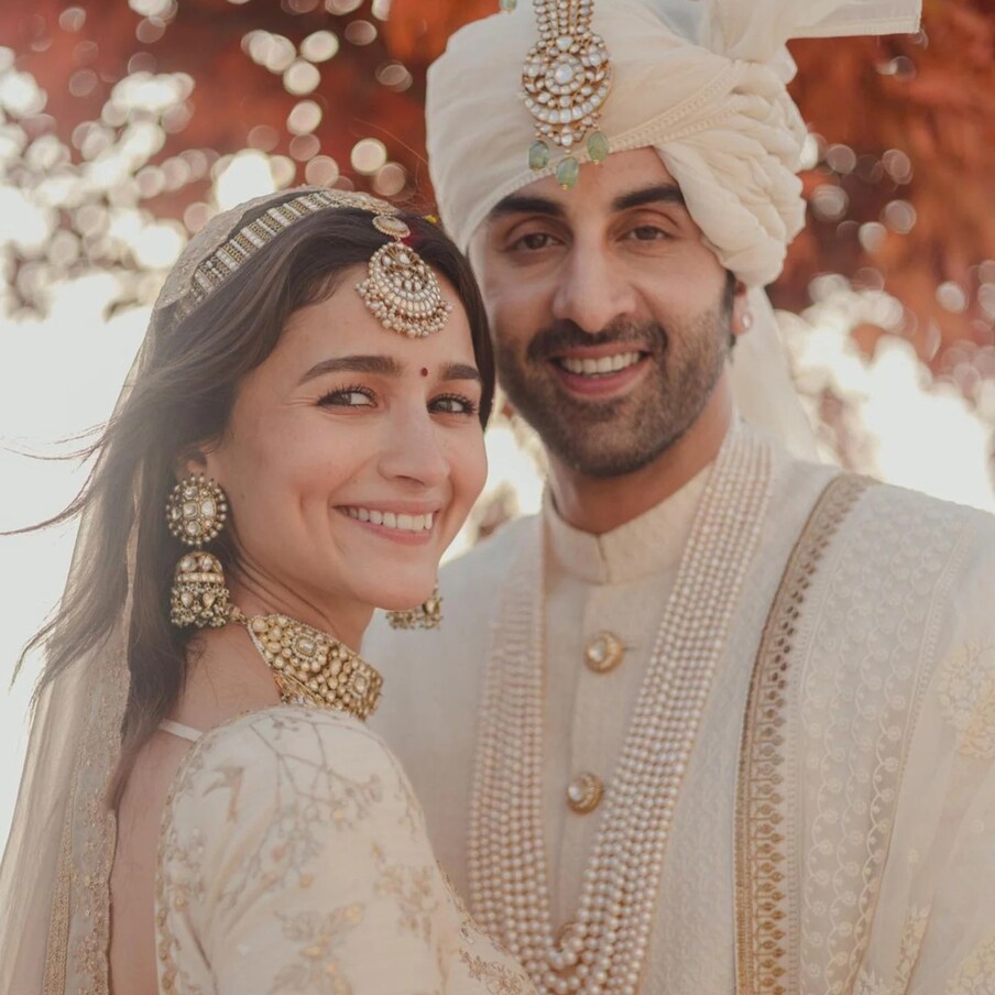  యంగ్ హీరోయిన్ ఆలియా భట్ (Alia Bhatt), బాలీవుడ్ స్టార్ హీరో రణ్‌బీర్‌ కపూర్‌ (Ranbir Kapoor) రీసెంట్ గానే మూడుముళ్ల బంధంతో ఒక్కటయ్యారు. ఏప్రిల్ నెల 14వ తేదీన ముంబైలో అత్యంత సన్నిహితుల సమక్షంలో ఘనంగా పెళ్లి చేసుకున్నారు ఈ ప్రేమ పక్షులు.