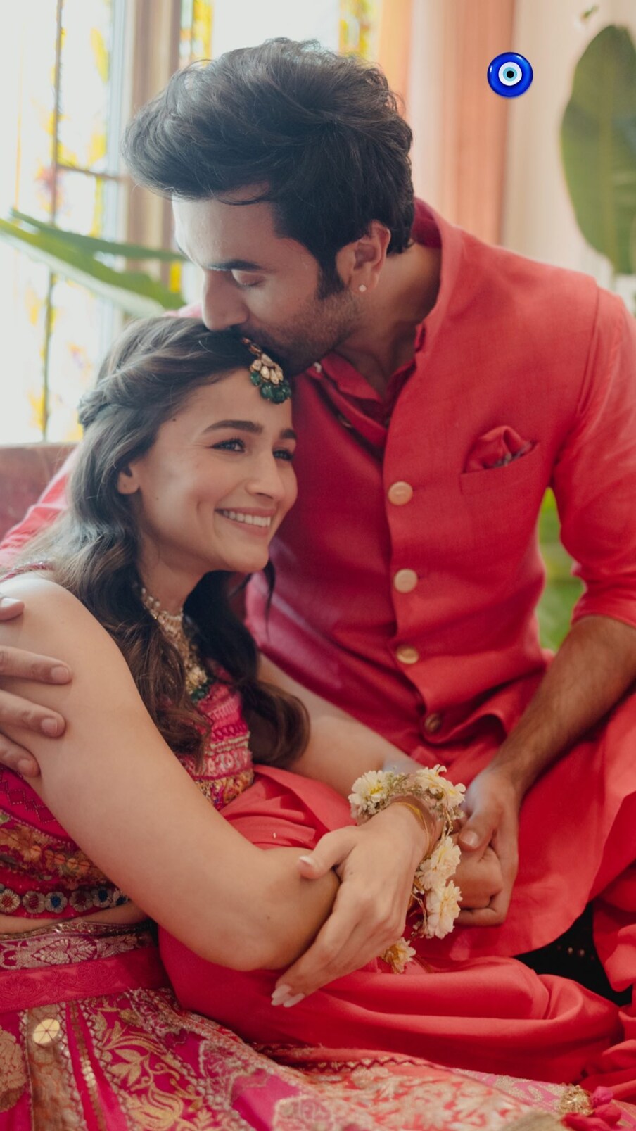  అలా పెళ్లి చేసుకుందో లేదో వెంటనే గుడ్ న్యూస్ (Alia Bhatt Pregnancy) చెప్పేసింది ఆలియా భట్. పెళ్లి చేసుకున్న రెండు నెలల తర్వాత తాను గర్భవతిని అని అధికారికంగా ప్రకటించింది ఆలియా భట్. దీంతో ఈ గుడ్ న్యూస్ జనాల్లో హాట్ టాపిక్ అయింది.