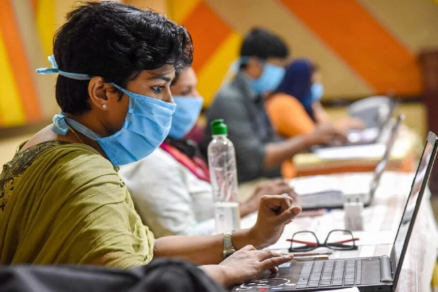  IT Jobs | ఐటీ ఉద్యోగులకు కంపెనీలు హెచ్చరికలు జారీ చేస్తున్నాయి. ఒకే సారి రెండు కంపెనీల్లో ఉద్యోగాలు చేయడం సరి కాదని పేర్కొంటున్నాయి. ఇలాంటి వారు చాలా తీవ్ర పరిణామాలు ఎదుర్కోవాల్సి వస్తుందని హెచ్చరిస్తున్నాయి. జాబ్‌లో (Jobs) నుంచి నిర్దాక్షిణ్యంగా తీసేస్తామని వార్నింగ్ ఇస్తున్నాయి. దీంతో ఇప్పుడు అందరూ మూన్‌లైటింగ్ గురించే మాట్లాడుకుంటున్నారు.