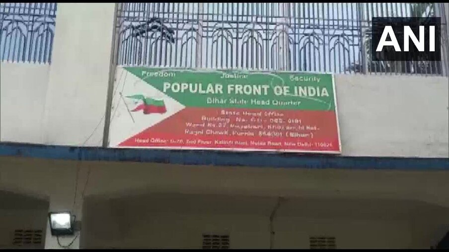  పీఎఫ్ఐ కార్యాలయాలతో పాటు నేతల ఇళ్లల్లో కీలక పత్రాలు, హార్డ్ డిస్క్‌లు స్వాధీనం చేసుకున్నారు. ఇవాళ దేశవ్యాప్తంగా 100 మందికి పైగా NIA అధికారులు అరెస్ట్ చేశారు.(Image:ANI)
