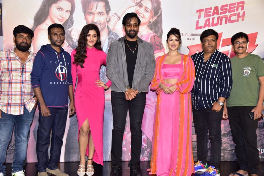  ఈ సినిమాలో మంచు విష్ణు సరసన పాయల్‌ రాజ్‌పుత్‌ (Payal Rajput), సన్నీలియోన్‌ (Sunny Leone) హీరోయిన్లుగా నటించారు. ఈ సినిమా ప్రతి ఒక్కరినీ సర్‌ప్రైజ్ చేస్తుందంటూ ప్రమోషన్స్ లో విష్ణు చెబుతూ వచ్చాడు. కానీ రిలీజ్ తర్వాత ఆ ట్రెండ్ కనిపించడం లేదు. చాలాచోట్ల సినిమా హాల్స్ జనం లేక ఖాళీగా కనిపిస్తున్నాయి.