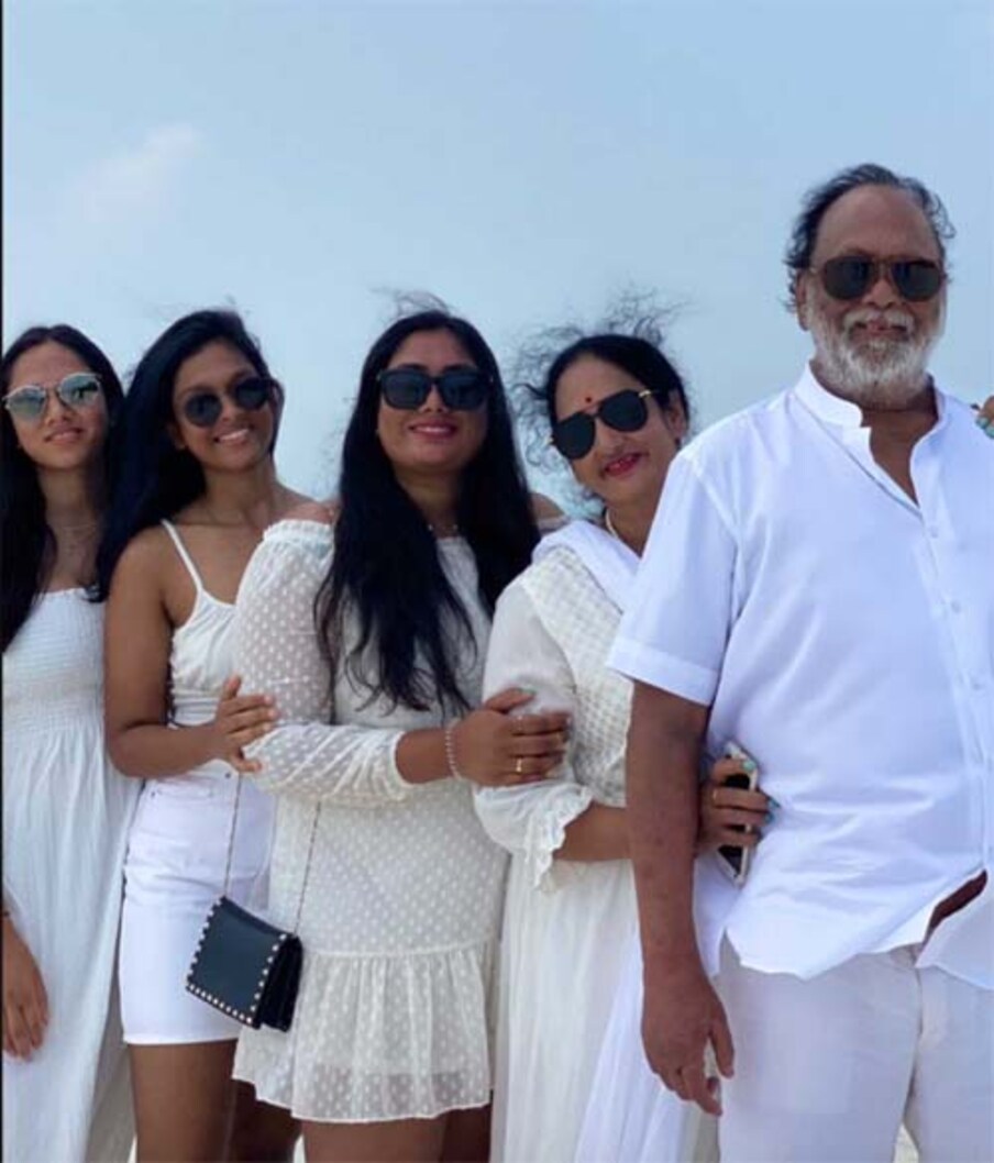  అనారోగ్య కారణాలతో ఏఐజీ ఆస్పత్రిలో చికిత్స పొందుతూ 82 సంవత్సరాల వయసులో కృష్ణం రాజు మరణించారు. లెజెండరీ యాక్టర్ మరణంతో యావత్ సినీ లోకంలో విషాదం అలుముకుంది. కృష్ణం రాజు ఇక లేరని తెలియగానే పలువురు సినీ, రాజకీయ ప్రముఖులు ఘన నివాళి అర్పించారు.