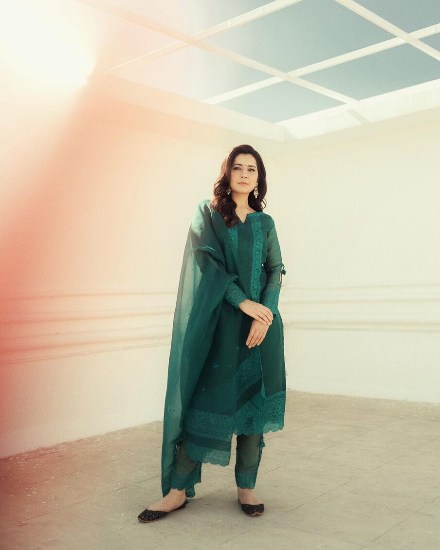  Raashi Khanna : రాశీఖన్నా గురించి ప్రత్యేకంగ పరిచయం చేయాల్సిన పనిలేదు. ‘ఊహలు గుసగుసలాడే’ మూవీతో టాలీవుడ్ ఎంట్రీ ఇచ్చిన రాశీ ఖన్నా... ఆ తర్వాత గోపిచంద్‌తో చేసిన ‘జిల్’ మూవీతో తెలుగు ఆడియన్స్ మనసు దోచుకున్నారు.   Raashi Khanna Instagram