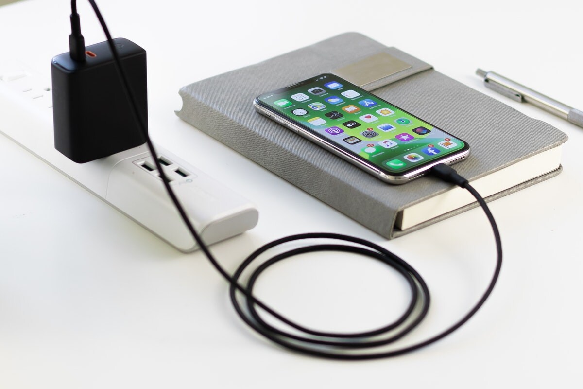 can a phone explode from overheating, can your phone explode under your pillow, cell phone battery explosion causes, how to avoid mobile explosion, how to avoid smartphone explosion, phones exploding while charging, what to do if your phone catches fire, which phone blast mostly, ఛార్జింగ్ టిప్స్, పేలుతున్న మొబైల్స్, పేలుతున్న స్మార్ట్‌ఫోన్స్, మొబైల్ ఎందుకు పేలుతుంది, మొబైల్ ఛార్జింగ్ టిప్స్, స్మార్ట్‌ఫోన్ టిప్స్