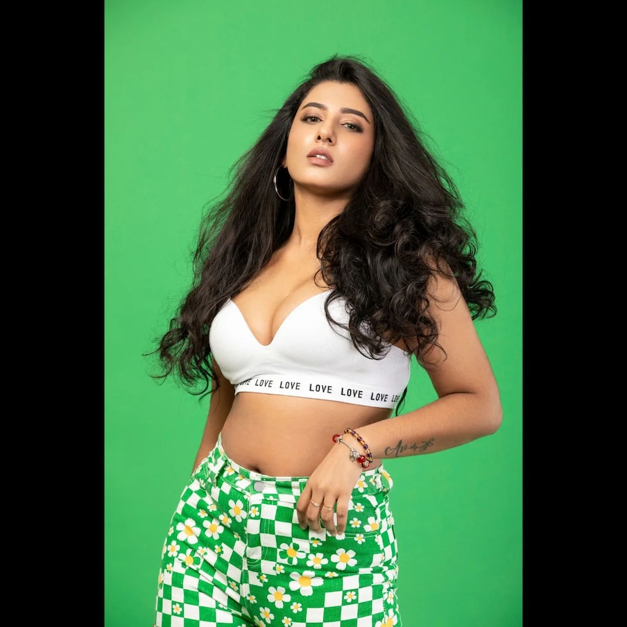  యూత్‌లో విపరీతమైన క్రేజ్ సంపాదించిన విష్ణు ప్రియ (Vishnu Priya) ఈ మధ్యకాలంలో అయితే మరీ రెచ్చిపోతోంది. సోషల్ మీడియాను షేక్ చేస్తూ అందాల విండిస్తోంది. తన గ్లామర్ ఏ మాత్రం దాచుకోకుండా అంతా నెటిజన్ల ముందు పెడుతుండటంతో నిత్యం వార్తల్లో సెంటర్ ఆఫ్ అట్రాక్షన్ అవుతోంది.