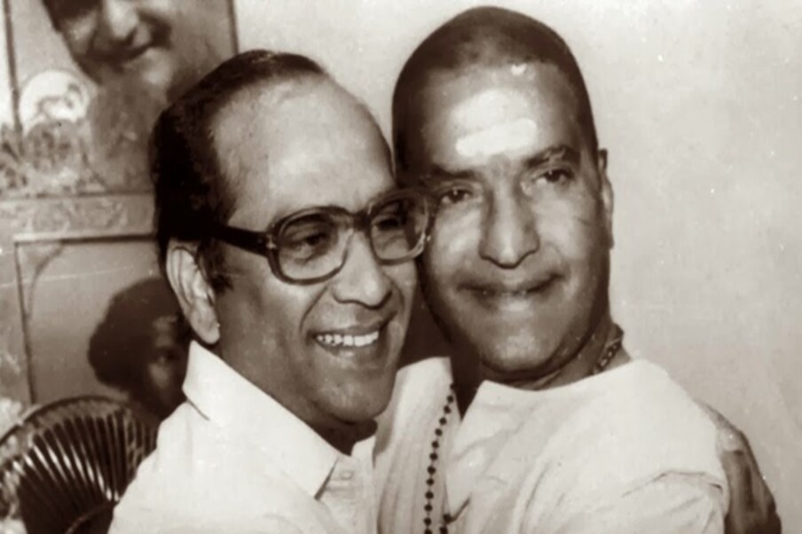  ఎన్టీఆర్ చనిపోయి పాతికేళ్లు గడిచినా.. ఆయనను ప్రజలు గుండెల్లో పెట్టుకున్నారన్నారు. ఎన్టీఆర్ తన ఆరాధ్య దైవం అన్నారు చంద్రబాబు. ఆయన తన గుండెల్లోనే ఉంటారన్నారు. తెలుగు జాతి అంతా ఎన్టీఆర్‌ను గుర్తు పెట్టుకొని ఉంటుందన్నారు.