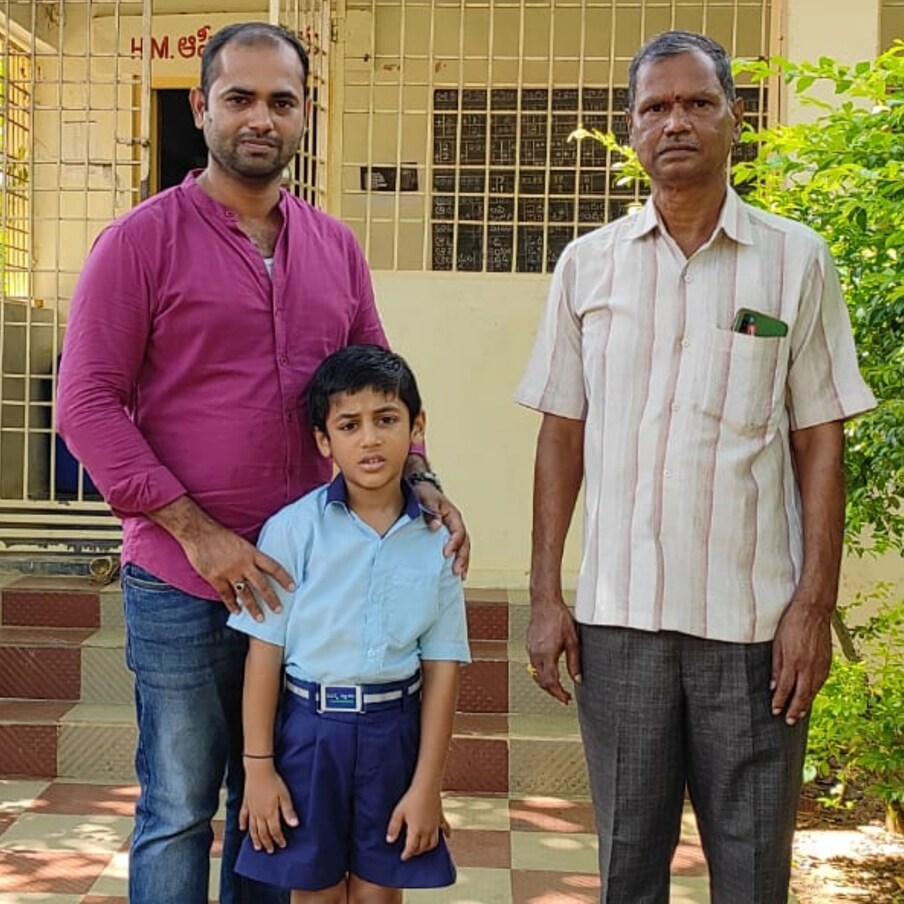  ,[object Object],                           Family School:పాఠశాలైనా, ఆఫీసైనా, మరేదైనా ఒకే కుటుంబానికి చెందిన వారు.. అది కూడా మూడు తరాలకు చెందిన వారు ఒకే చోటకు రోజూ వెళ్లి, రావడం సాధారణ విషయం కాదు.. కాకీ ఓ స్కూల్ లో మాత్రం అధి సాధ్యమైంది. ఎలా అంటే.. 60 ఏళ్ల మల్లేశ్వరరావు.. కుమారుడు 33 ఏళ్ల ప్రవీణ్, అతని కుమారుడు 7 ఏళ్ల అనిరుద్ద్.. వీరు ముగ్గురూ మూడు తరాలకు ప్రతినిధులు.
