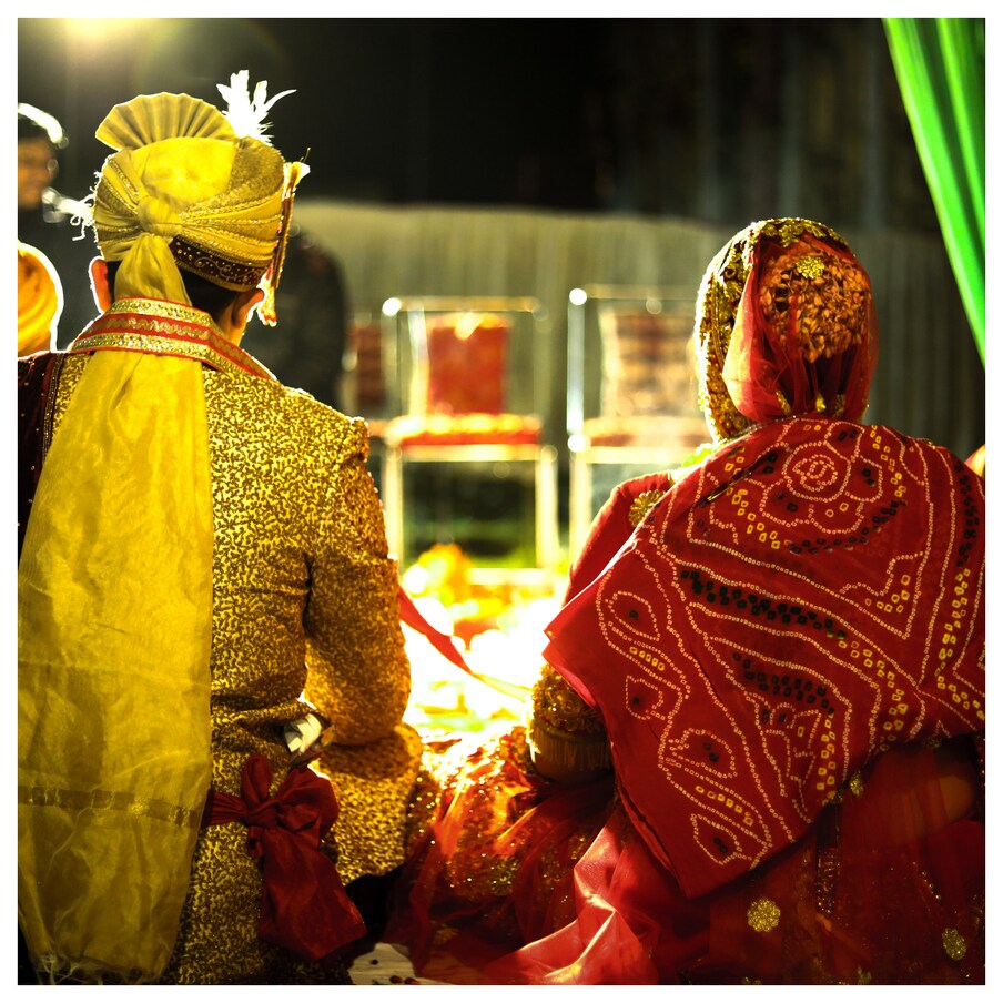  ,[object Object], దుస్తుల ఎంపికను కూడా పెద్దగా పట్టించుకోకపోయినా.. ఇది జంటపై దీర్ఘకాలిక ప్రభావం చూపుతుంది. వధువు, వరుడు ఇద్దరి వివాహ దుస్తులను ఒకరికొకరు పేరు, పుట్టిన తేదీకి సరిపోవాలి. రంగు అనుకూలత వారి బంధాన్ని పెంచడానికి తోడ్పడుతుంది. ప్రేమ ప్రవాహానికి సహాయపడేలా ఉండాలి.