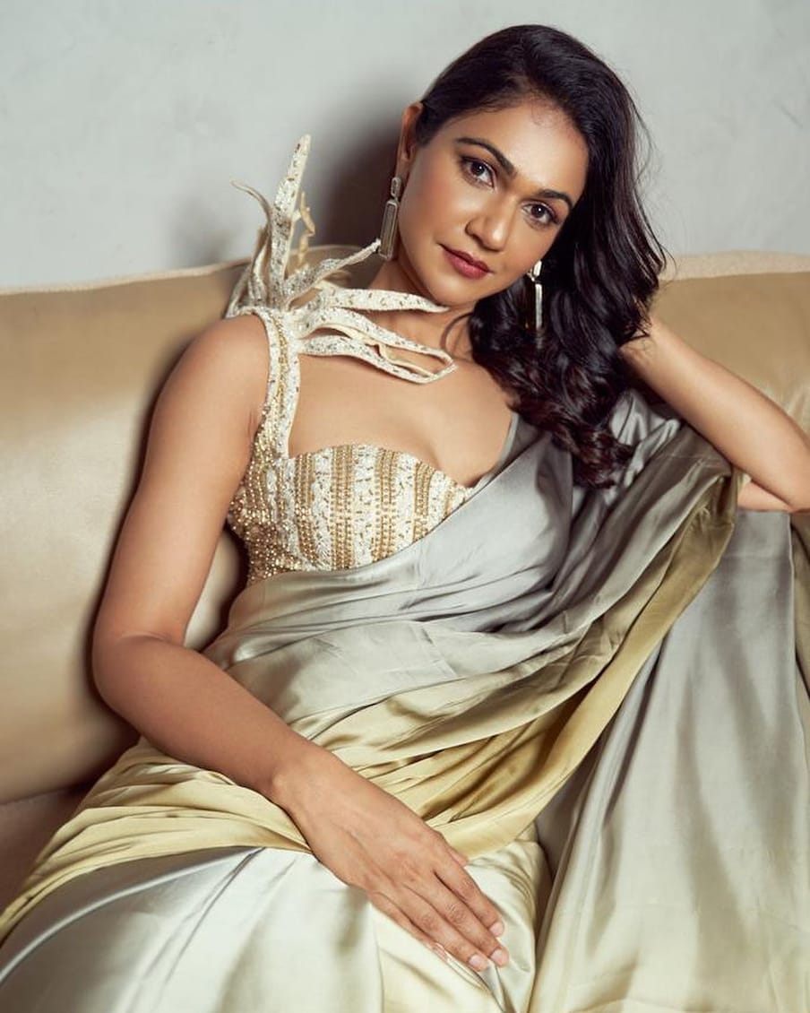  మలయాళ సినిమాతో అల్లు స్నేహారెడ్డి సినీ ఎంట్రీ ఉండబోతోందనే టాక్ అయితే వినిపిస్తోంది. అక్కడ బన్నీకి ఉన్న క్రేజ్ దృష్ట్యా ఆయన సతీమణి స్నేహ రెడ్డికి అవకాశం ఇచ్చారని చెబుతున్నారు. సో.. చూడాలి మరి ఇలాంటి వార్తలపై అల్లు టీమ్ ఎలా రియాక్ట్ అవుతుందనేది.