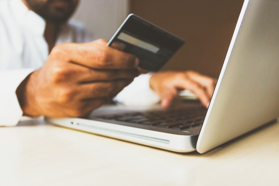  Credit Card Due Date | క్రెడిట్ కార్డుల వినియోగం నానాటికీ పెరిగిపోతూనే వస్తోంది. వీటిని ఉపయోగించే వారి సంఖ్య పైపైకి చేరుతూనే వస్తోంది. క్రెడిట్ కార్డుల వల్ల కలిగే ప్రయోజనాలు ఇందుకు కారణంగా చెప్పుకోవచ్చు. వీటి ద్వారా ఎన్నో బెనిఫిట్స్ లభిస్తున్నాయి.