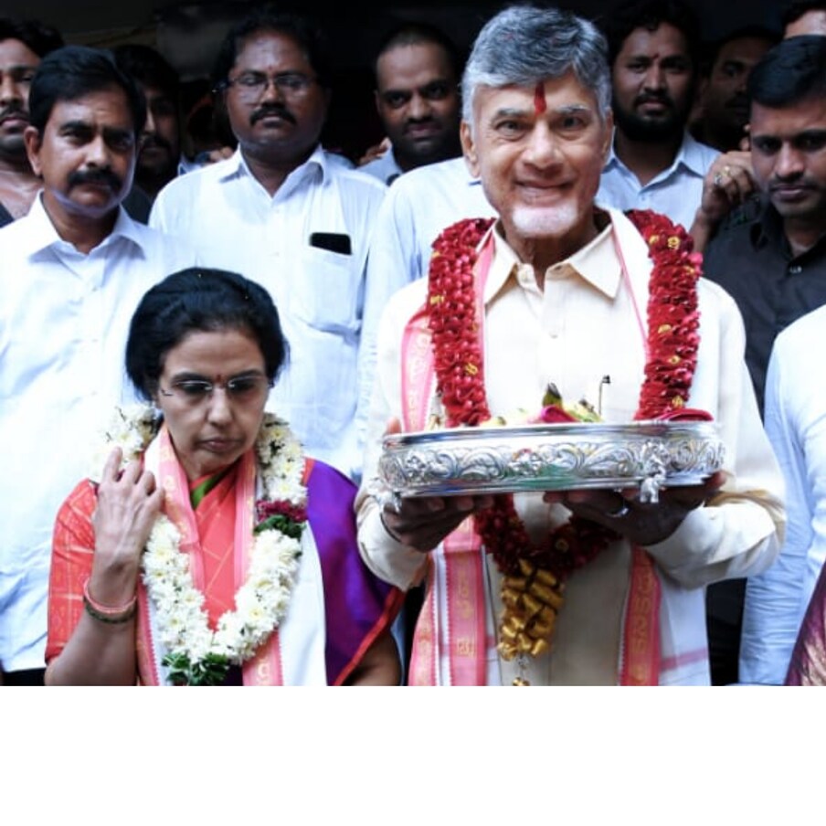  అంతేకాదు ఓ టాస్క్‌లో నారా భువనేశ్వరికి కాల్ చేశారు చంద్రబాబు. భువనేశ్వరిని తాను భువ అని పిలుస్తానన్నారు. ఆమెకు షోలో ఉండగానే.. కాల్ చేసి ఐ లక్ యూ చెప్పారు. అయితే బాలయ్య చంద్రబాబుకు ఐ లవ్ యూ అని చెప్పాలన్నారు.
