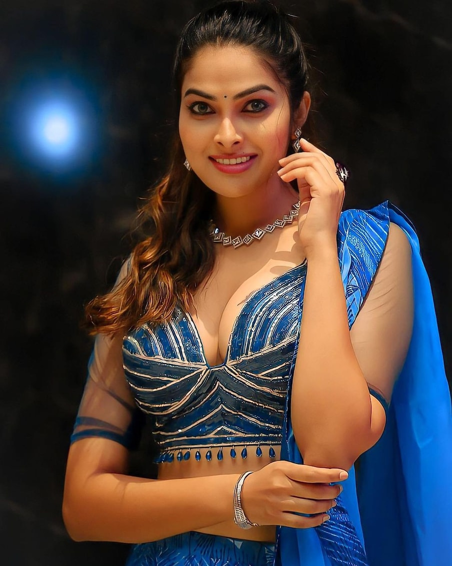  అయితే ఈ కాస్టింగ్ కౌచ్ విషయం ఒక్కోక్కు ఒక్కో విధంగా వుంటారని, కొందరికి కెరియర్‌లో ఎదగాలి అని వుంటుంది.. వారు ఈ ఇలాంటి విషయాలను పట్టించుకోరు.. అడగ్గానే లోంగిపోతారు. మరి కొందరు ఆ పని చేయటానికి మనసొప్పక సున్నితంగా తిరస్కరిస్తారని.. అయితే ఎవరైనా ఇష్టం ఉండి కమిట్ అయితే అది తన దృష్టిలో అది పెద్ద తప్పు కాదని.. ఇష్టం లేకపోయినా బలవంతం పెట్టడం మాత్రం పెద్ద తప్పు అంటూ మాట్లాడారు.. ప్రస్తుతం ఆమె కామెంట్స్ సోషల్ మీడియాలో వైరల్ అవుతున్నాయి. Photo : Instagram