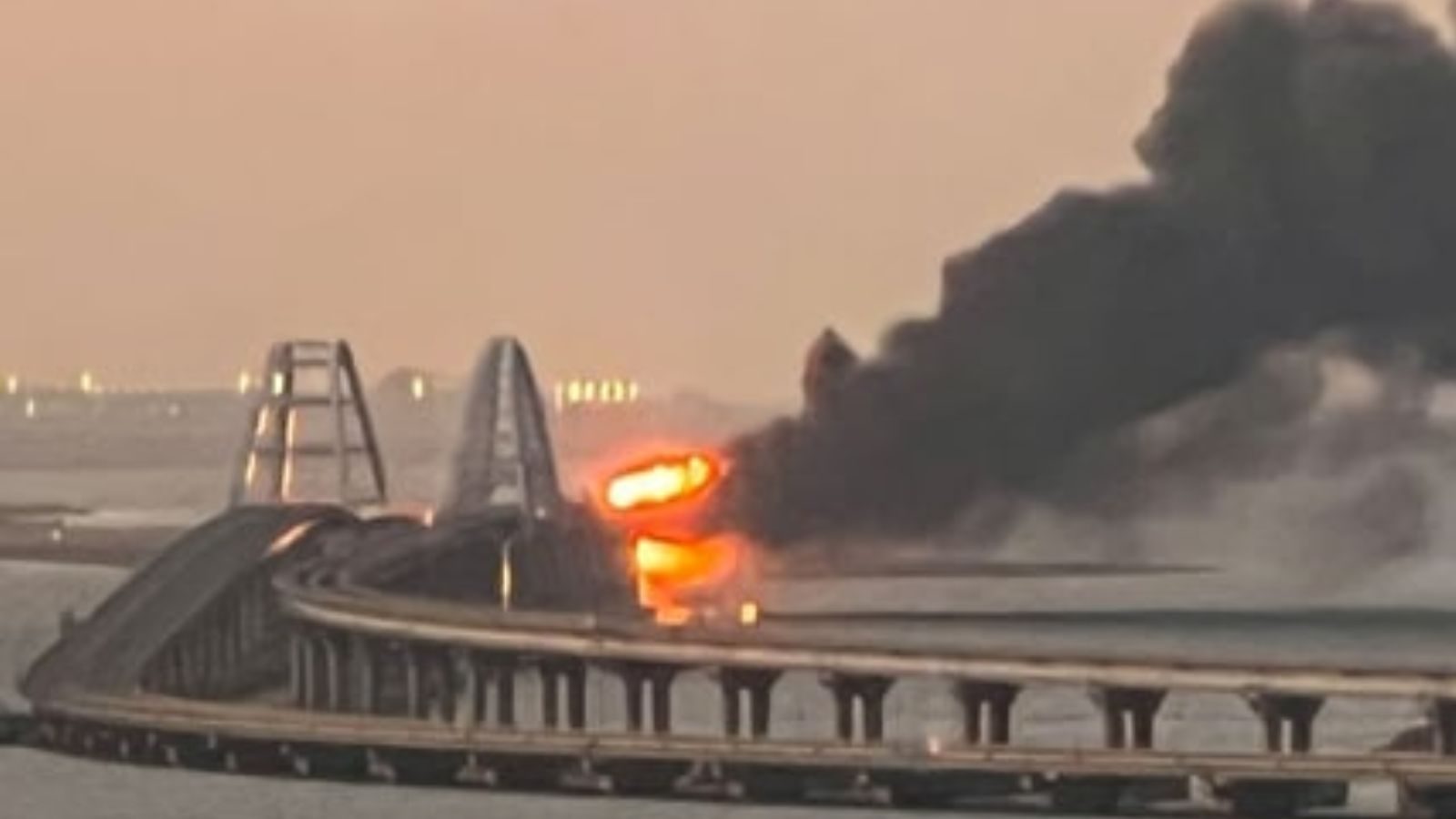Bridge Explosion Rochester రష్యా-క్రిమియాను కలిపే ఏకైక బ్రిడ్జ్ పై భారీ పేలుడు..వీడియో | Huge ...