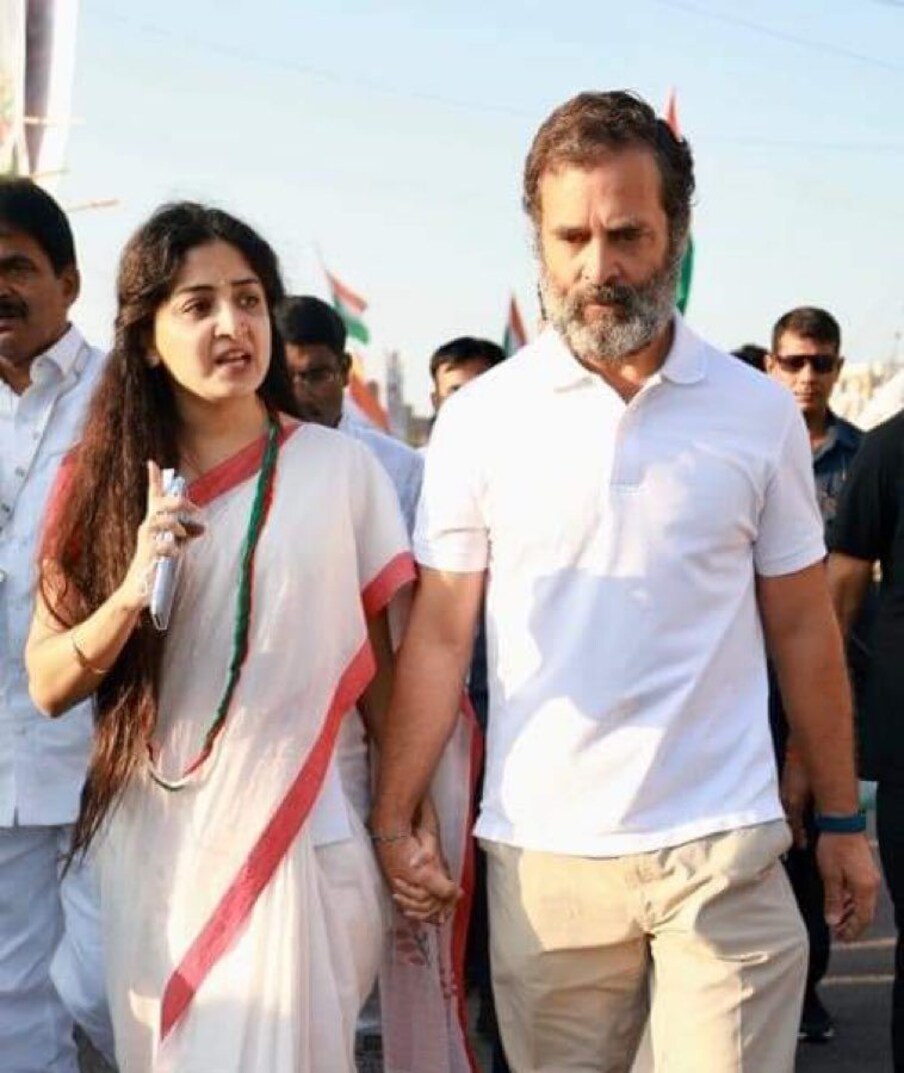  దేశ రాజకీయాల్లో రోజు రోజుకు ఊహించని పరిణామాలు ఎన్నో జరుగుతూనే ఉన్నాయి. ముఖ్యంగా ఇప్పటికే బీజేపీ, కాంగ్రెస్‌ పార్టీల్లో సినిమా తారలు చేరిపోతూ పొలిటికల్ పార్టీలకు గ్లామర్ టచ్ ఇస్తున్నారు. ఈవిషయానికి వస్తే తాజాగా ఓ హీరోయిన్‌ కాంగ్రెస్ నేత రాహుల్‌గాంధీ పాదయాత్రలో ప్రత్యక్షమై అందరిని ఆశ్చర్యపరిచింది. (Photo:Instagram)