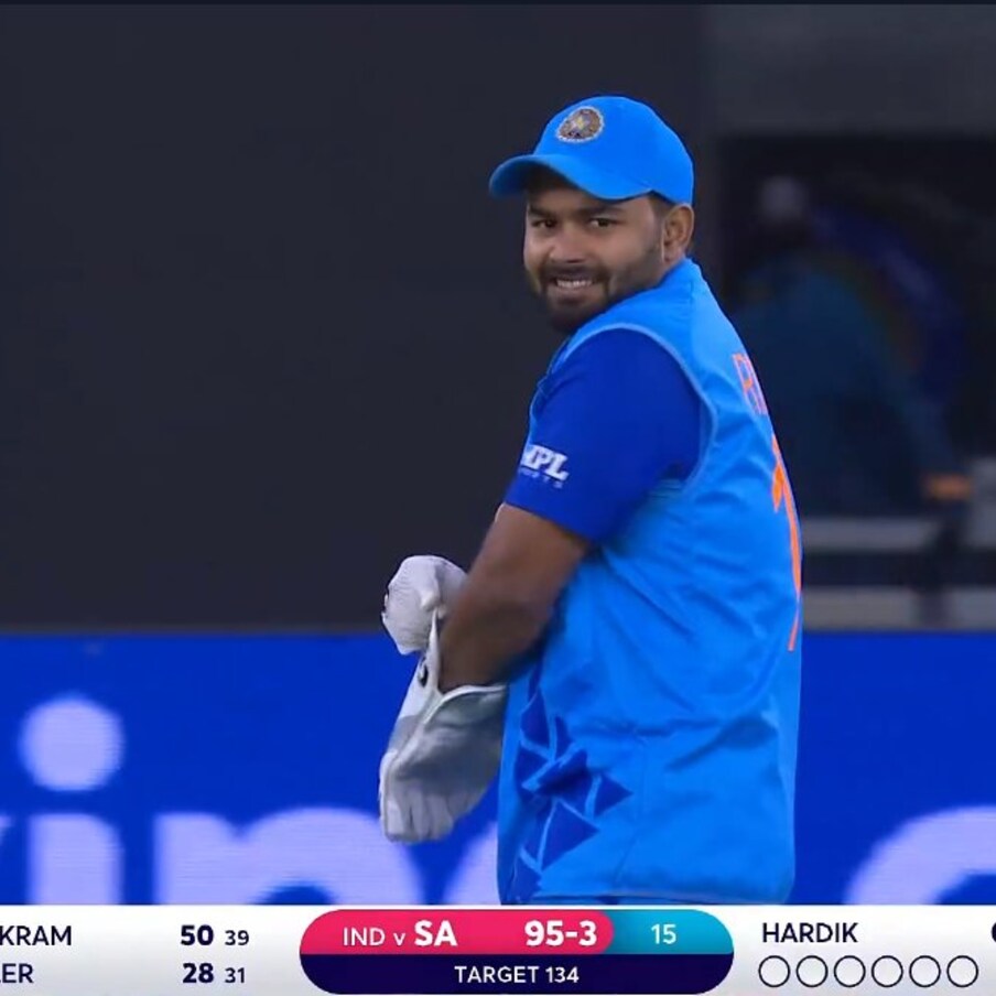  అనంతరం అతడు కీపింగ్ చేయకుండా మైదానాన్ని వదిలాడు. కార్తీక్ స్థానంలో పంత్ చివరి ఓవర్లలో టీమిండియా కీపర్ గా వ్యవహరించాడు. మెగా టోర్నీలో కార్తీక్ పెద్దగా బ్యాట్ తో మెరవలేదు. పాక్ తో మ్యాచ్ లో ఒక్క పరుగు మాత్రమే చేసిన అతడు.. సౌతాఫ్రికాతో జరిగిన మ్యాచ్ లో 6 పరుగులు మాత్రమే చేశాడు. (PC : TWITTER)