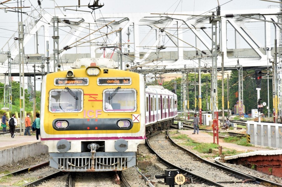  లింగంపల్లి-హైదరాబాద్ మధ్య నడిచే 47135, 47137 నంబర్ గల రైళ్లను రద్దు చేసింది. (ప్రతీకాత్మక చిత్రం)