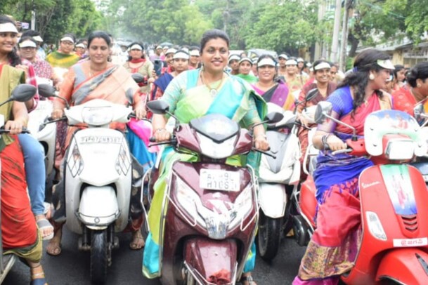 Minister Roja: మంత్రి రోజా బైక్ ర్యాలీ.. నాలుక కోసి కారం పెడతానంటూ వార్నింగ్