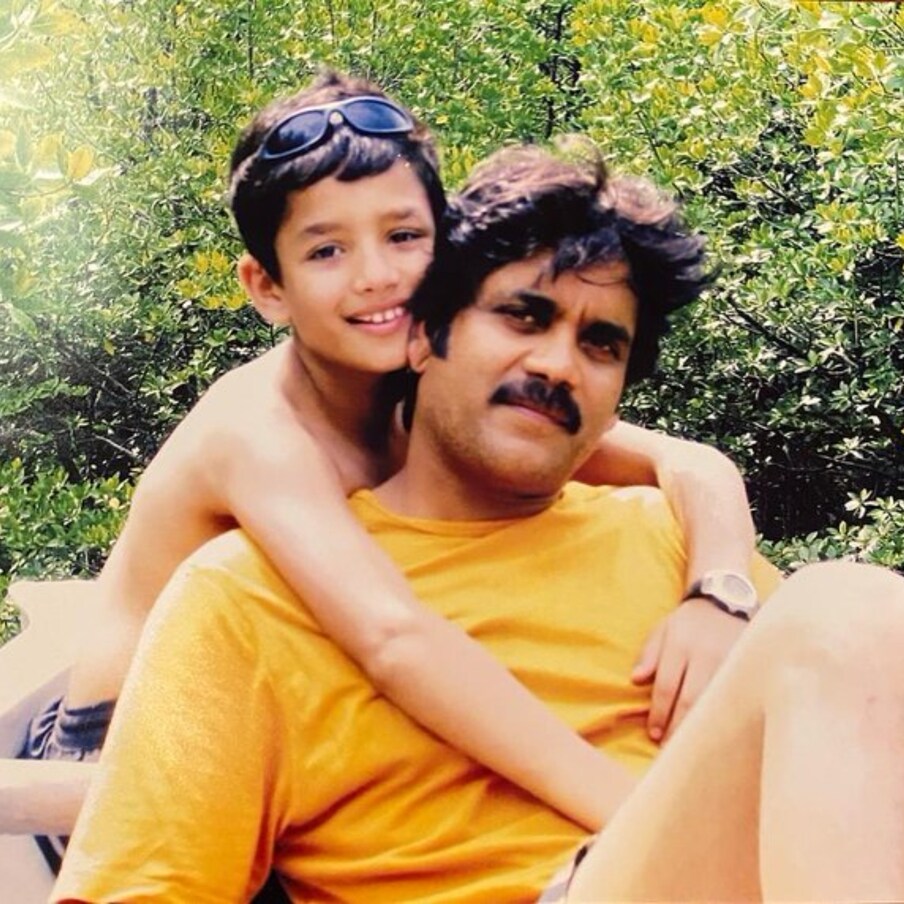  నాగార్జున రీసెంట్‌గా ప్రవీణ్ సత్తారు దర్శకత్వంలో ‘ది ఘోస్ట్’ అనే మూవీలో ఇంటర్ పోల్ ఆఫీసర్ పాత్రలో కనిపించారు. ఈ చిత్రం దారుణమైన ఫలితాన్ని అందుకుంది. మరోవైపు అఖిల్ కూడా ‘ఏజెంట్’ సినిమాలో గూఢచారి పాత్రలో కనిపించన్నాడు. ఇప్పటికే విడుదలైన ఈ సినిమా టీజర్‌కు సూపర్ రెస్పాన్స్ వచ్చింది. ఇందులో అఖిల్ ఏకంగా ఎయిట్ ప్యాక్ బాడీతో అదరగొట్టేసాడు. ఈ మూవీపై భారీ అంచనాలే ఉన్నాయి. (Twitter/Photo)