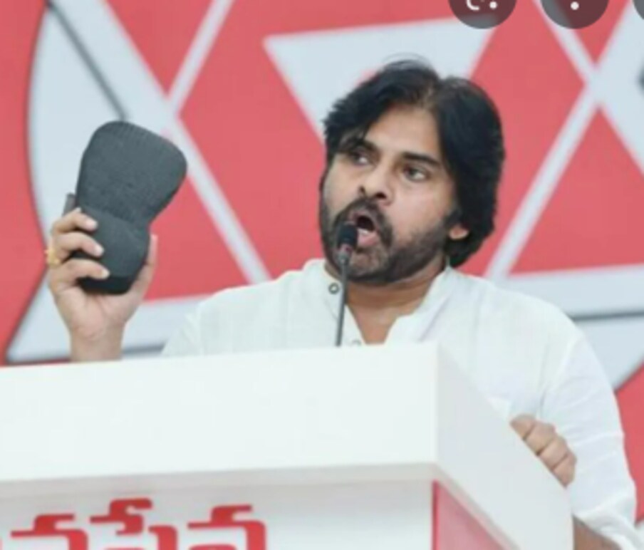  ఈ నేపథ్యంలో సోషల్ మీడియాలో వైరల్ అవుతున్న ఈ ఇష్యూలోకి వివాదాస్పద దర్శకుడు రామ్ గోపాల్ వర్మ ఎంటరయ్యారు. పవన్ కళ్యాణ్ తీరుపై ప్రశంసలు గుప్పిస్తూ ఆర్జీవీ చేసిన కామెంట్స్ ఇప్పుడు వైరల్ అవుతున్నాయి.