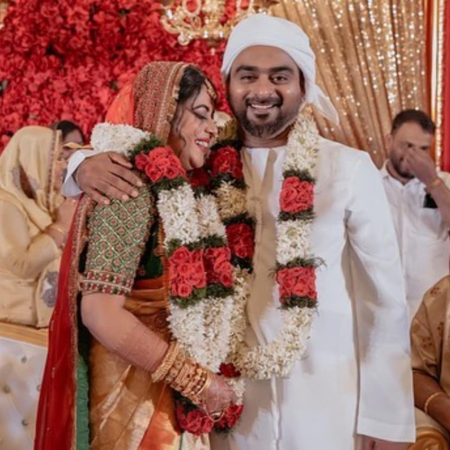  Poorna : పూర్ణ.. అల్లరి నరేష్ హిరోగా వచ్చిన 'సీమ టపాకాయ్' సినిమాతో తెలుగు వారికి ఎక్కువగా తెలిసింది. ఆ సినిమా తర్వాత రవిబాబు దర్శకత్వంలో వచ్చిన 'అవును', 'లడ్డుబాబు', 'అవును 2' మొదలగు సినిమాలు చేసి పాపులర్ అయ్యింది. తాజాగా ఈమె దీపావళి రోజున తన పెళ్లికి సంబంధించిన ఫోటోలను అభిమానులతో షేర్ చేసుకుంది. Photo : Instagram