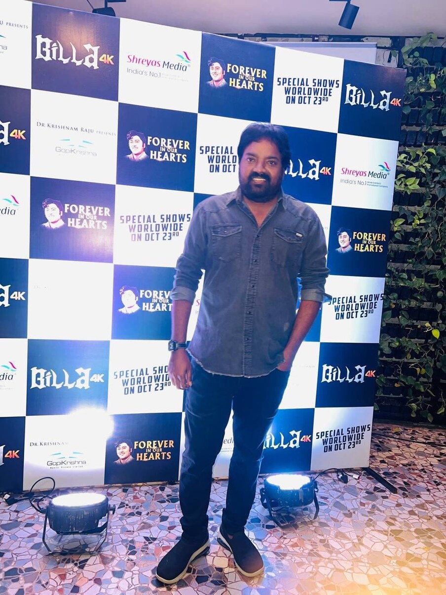  సంగీత దర్శకుడు మణిశర్మ మాట్లాడుతూ...ఈ సినిమా సంగీతం సాధించిన విజయం మీ అందరికీ తెలిసిందే. బిల్లా వంద రోజుల తర్వాత తమిళంలో హీరో విజయ్ తో ఓ సినిమా చేసేందుకు వెళ్లాను. కథ విన్నాక మ్యూజిక్ సిట్టింగ్స్ ఎప్పుడని అడిగితే మీ బిల్లా పాటలన్నీ మాకు ఇచ్చేయండి ఈ సినిమాలో పెట్టుకుంటాం. అన్నారు. బిల్లా పాటల క్రేజ్ అలాంటిది. ఈ సినిమా మళ్లీ విడుదలవడం సంతోషంగా ఉందన్నారు. (Twitter/Photo)