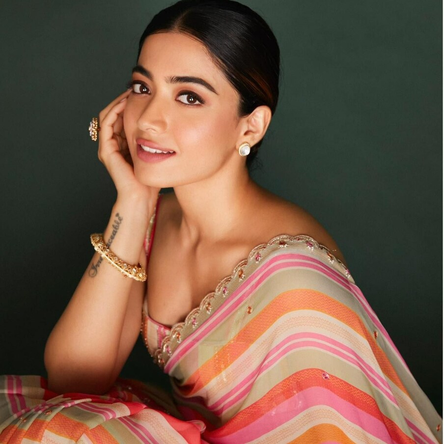  విజయ్ దేవరకొండతో హీరోయిన్ రష్మిక మందన్న డేటింగ్ చేస్తోందనే వార్తలు సోషల్ మీడియాలో తెగ చక్కర్లు కొడుతున్నాయి. ఈ ఇద్దరూ పీకల్లోతు ప్రేమలో ఉన్నట్లు కొద్దిరోజులుగా రూమర్లు పుట్టుకొస్తున్నాయి. తాజాగా దీనిపై రియాక్ట్ అయింది రష్మిక.