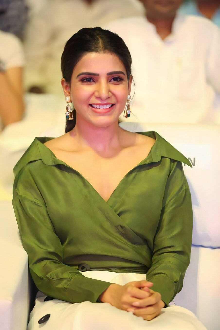  ప్రస్తుతం మేకర్స్ శాకుంతలం సినిమా గ్రాఫికల్ వర్క్స్ లో బిజీగా ఉన్నారని తెలుస్తుంది. అంతే కాకుండా దీనితో పాటుగా పోస్ట్ ప్రొడక్షన్ పనులు కూడా మేకర్స్ స్టార్ట్ చేసినట్టుగా కన్ఫర్మ్ అయ్యింది. రుద్రమదేవి తర్వాత రానాతో హిరణ్య కశ్యప చేయాల్సి ఉన్నా కూడా అది కాదని శాకుంతలం మొదలు పెట్టాడు గుణశేఖర్. పౌరాణిక నేపథ్యంలో వస్తున్న ఈ సినిమాలో శకుంతల, దుష్యంతుల ప్రేమకథను తెరపై చూపించనున్నారు. Samantha Photo : Twitter