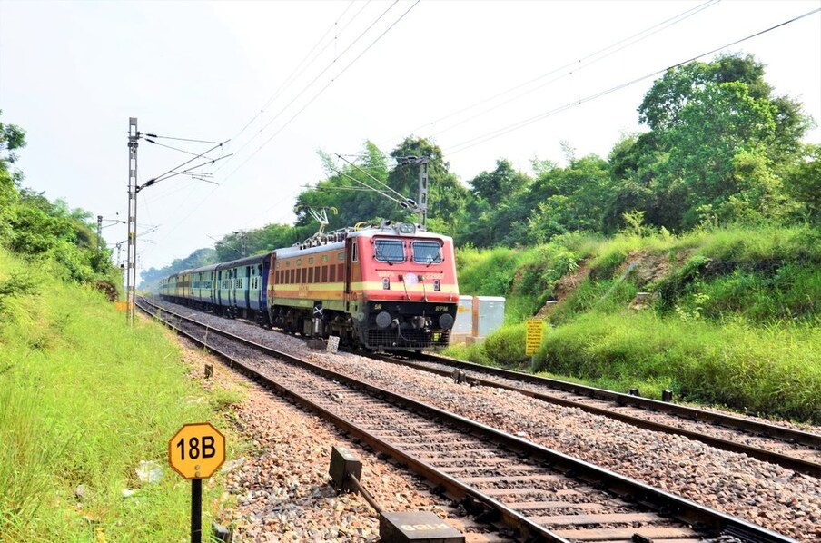  Train No.07482: సికింద్రాబాద్-తిరుపతి స్పెషల్ ట్రైన్ ను ఈ నెల 24న ప్రకటించారు. ఈ ట్రైన్ ఆ రోజు 19.05 గంటలకు బయలుదేరి.. మరుసటి రోజు 08:10 గంటలకు గమ్యానికి చేరుకుంటుంది. (ప్రతీకాత్మక చిత్రం)