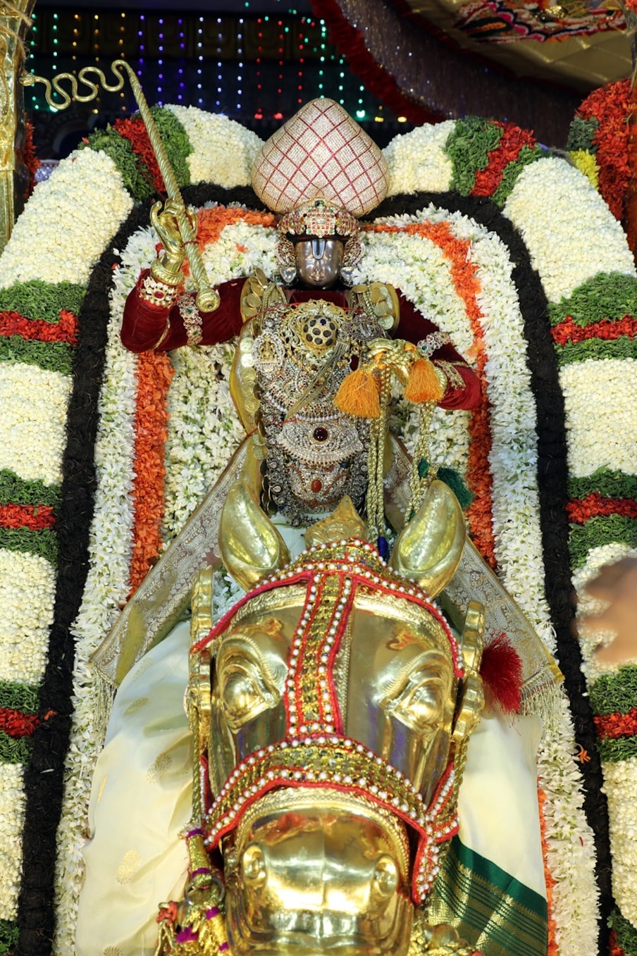  ఈ వాహన సేవకు ఎంతో ప్రాముఖ్యత ఉంది. వాహనం ముందు భక్తజన బృందాలు చెక్కభజనలు, కోలాటాలతో స్వామివారిని కీర్తిస్తుండగా, మంగళవాయిద్యాల నడుమ స్వామివారి వాహనసేవ కోలాహలంగా జరిగింది. భక్తులు అడుగడుగునా కర్పూరహారతులు సమర్పించి స్వామివారిని దర్శించుకున్నారు.