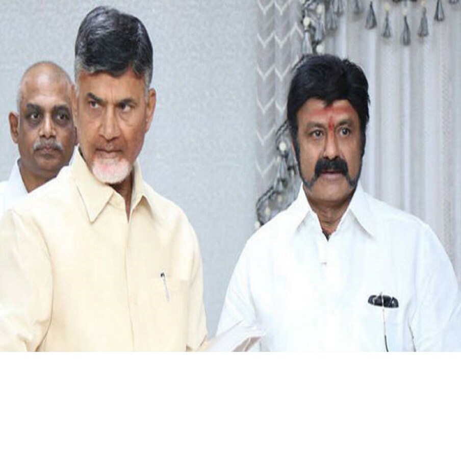  డిస్కస్ చేయాలని వచ్చామన్నారు. దేనిగురంచి అని అడగగానే.. ఫ్యామిలీ కాదు రాజకీయాలు అని ఎన్టీఆర్‌కు చెప్పానన్నారు. దీంతో రాజకీయాలు అయితే నువ్వు ఒక్కడే మట్లాడు అని ఎన్టీఆర్ అన్నారు. దీంతో తాను మూడు గంటలు ఆయనతో మాట్లాడాను ... కాళ్లు పట్టుకొని... మీటింగ్ పెట్టి... వారిని కన్ సోల్ చేయమన్నాం. ఆ రోజు రామాంజనేయ యుద్ధమే జరిగింది అని చంద్రబాబు చెప్పుకొచ్చారు.(ఫైల్ ఫోటో)