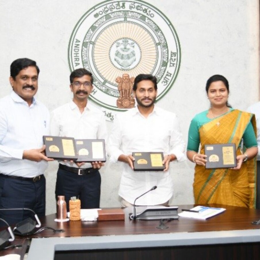  Good News: ఆంధ్రప్రదేశ్ (Andhra Pradesh) ముఖ్యమంత్రి వైఎస్ జగన్ మోహన్ రెడ్డి (CM Jagan Mohan Reddy) ముఖ్యంగా వైద్య, విద్య రంగాలకు అధిక ప్రాధాన్యం ఇస్తున్నారు. ఈ రెండింటిని పేదవారికి దగ్గర చేయడమే లక్ష్యంగా అనేక కార్యక్రమాలకు ఇప్పటికే శ్రీకారం చుట్టారు. తాజాగా వైద్య రంగానికి సంబంధించి మరో కీలక నిర్ణయం తీసుకున్నారు. గ్రామీణ నిరుపేదలకు ప్రభుత్వ వైద్యం అందించడంలో భాగంగా ఫ్యామిలీ ఫిజిషియన్ కాన్సెప్ట్ తీసుకొచ్చారు సీఎం జగన్.