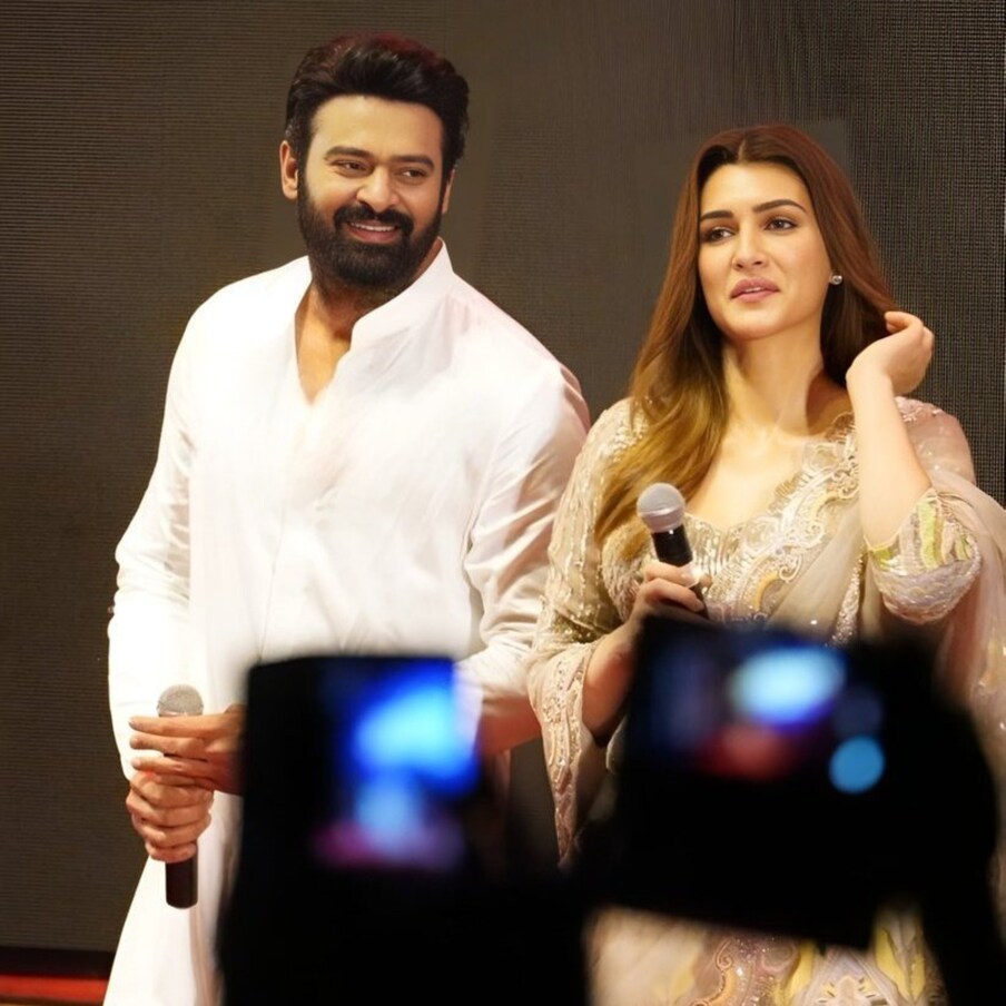  తాజాగా కృతి సనన్‌తో ప్రభాస్ నిశ్చితార్ధం విషయమై క్లారిటీ ఇచ్చారు. ఈ రోజుల్లో సోషల్ మీడియాలో వచ్చే వార్తలు ఏది నమ్మాలో ఏది అబద్దమో తెలుసుకోవడం చాలా కష్టమయిపోయింది. అందరి దృష్టిలో ఉండే సినీతారలపై అలాంటి పుకార్లు ఎన్నో పుట్టుకు వస్తూనే ఉన్నాయి.. చివరికి, అలా వచ్చిన వార్తలలో అసలు నిజం ఏమిటో స్వయంగా ఆ నటీనటులే స్పష్టం చేయాల్సొస్తుంది. (Twitter/Photo)