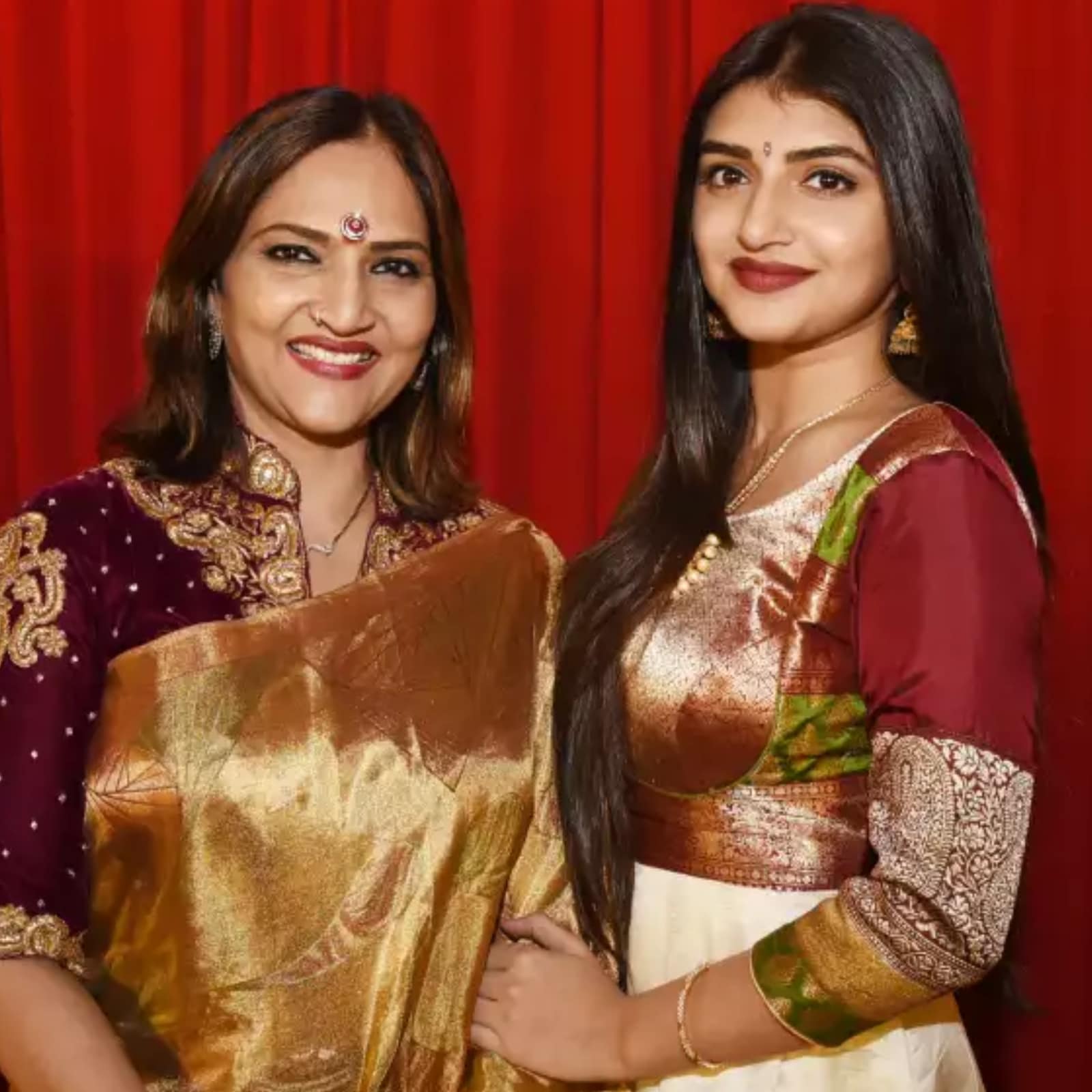 News18 Telugu - Sreeleela: చిక్కుల్లో పెళ్లి సందD ఫేమ్ శ్రీలీల తల్లి.. FIR  నమోదు.. ఇంతకీ ఏం జరిగిందంటే.. | Sreeleela Pelli Sandandi Fame Sreeleelas  mother is in trouble FIR Logdged Against ...