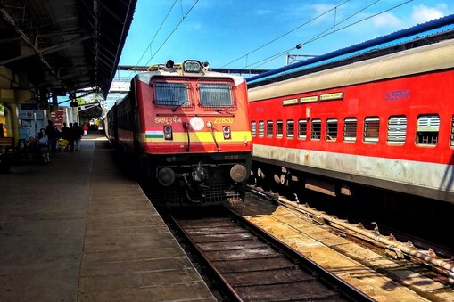  Railways: రైల్వే ప్రయాణికులకు కేంద్రం అదిరే శుభవార్త.. మళ్లీ ఆ సౌకర్యం అందుబాటులోకి?