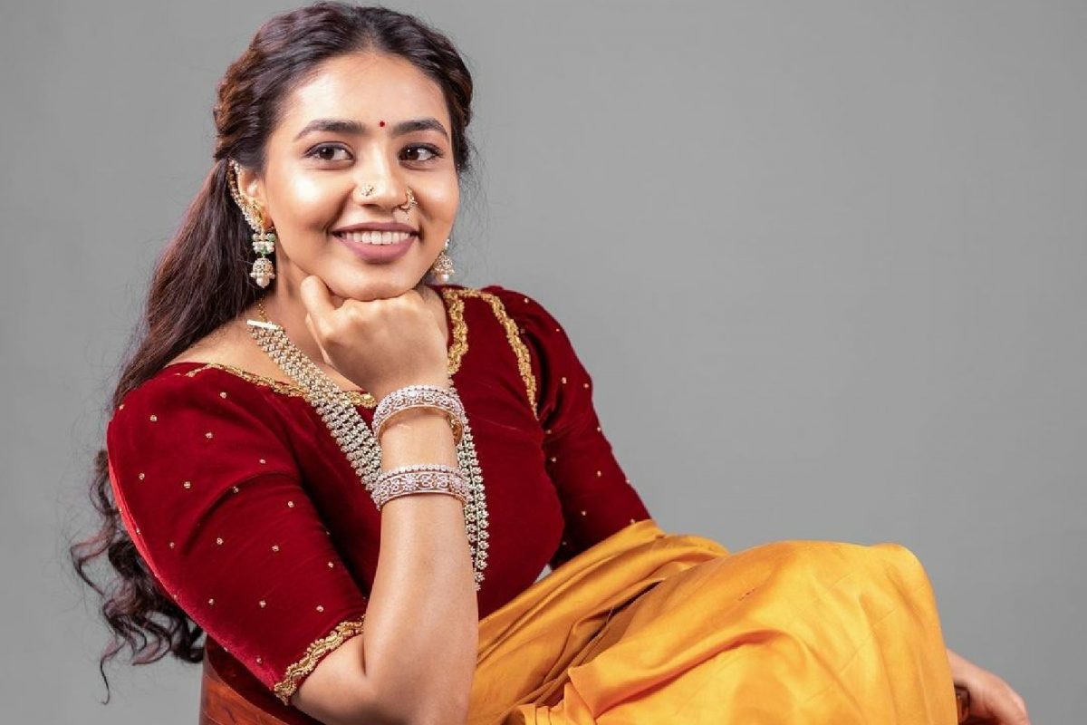 Sapthami Gowda: పసుపు చీరలో పైట లేకుండా కాంతార హీరోయిన్..పిక్స్ వైరల్.. ! |  Kantara actress sapthami gowda flaunts her beauty in yellow saree see  photos– News18 Telugu