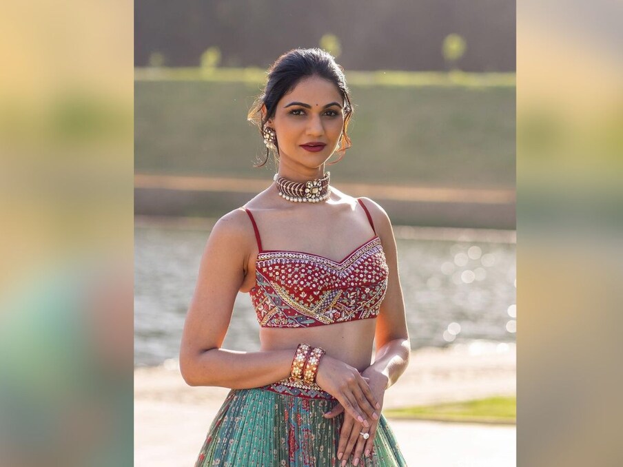  తనకంటూ సపరేట్ ఇమేజ్ క్రియేట్ చేసుకోవాలనే ప్రయత్నమో లేక.. మోడ్రన్ కల్చర్ లో దూసుకుపోతుందో తెలియదు కానీ ఈ అల్లు వారి కోడలు గత కొంత కాలంగా సోషల్ మీడియాలో తన మార్క్ అయితే చూపుతోంది. సెలబ్రిటీ వైఫ్ హోదాలో నెటిజన్ల మనసు దోచుకుంటోంది.