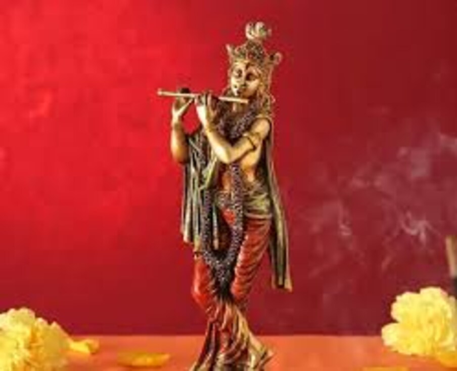  శ్రీకృష్ణుడి రెండు అక్షరాల పేరు: కృష్ణ, కన్నయ్య, శ్యామ్. శ్రీకృష్ణుని మూడు అక్షరాల పేర్లు: మదన్, మోహన్, మాధవ్, మురారి, గోకుల్, గోపాల్, గోపేశ్, కేశవ.(Govinda Mukunda Murari These names of Lord Krishna can also be given to your children)