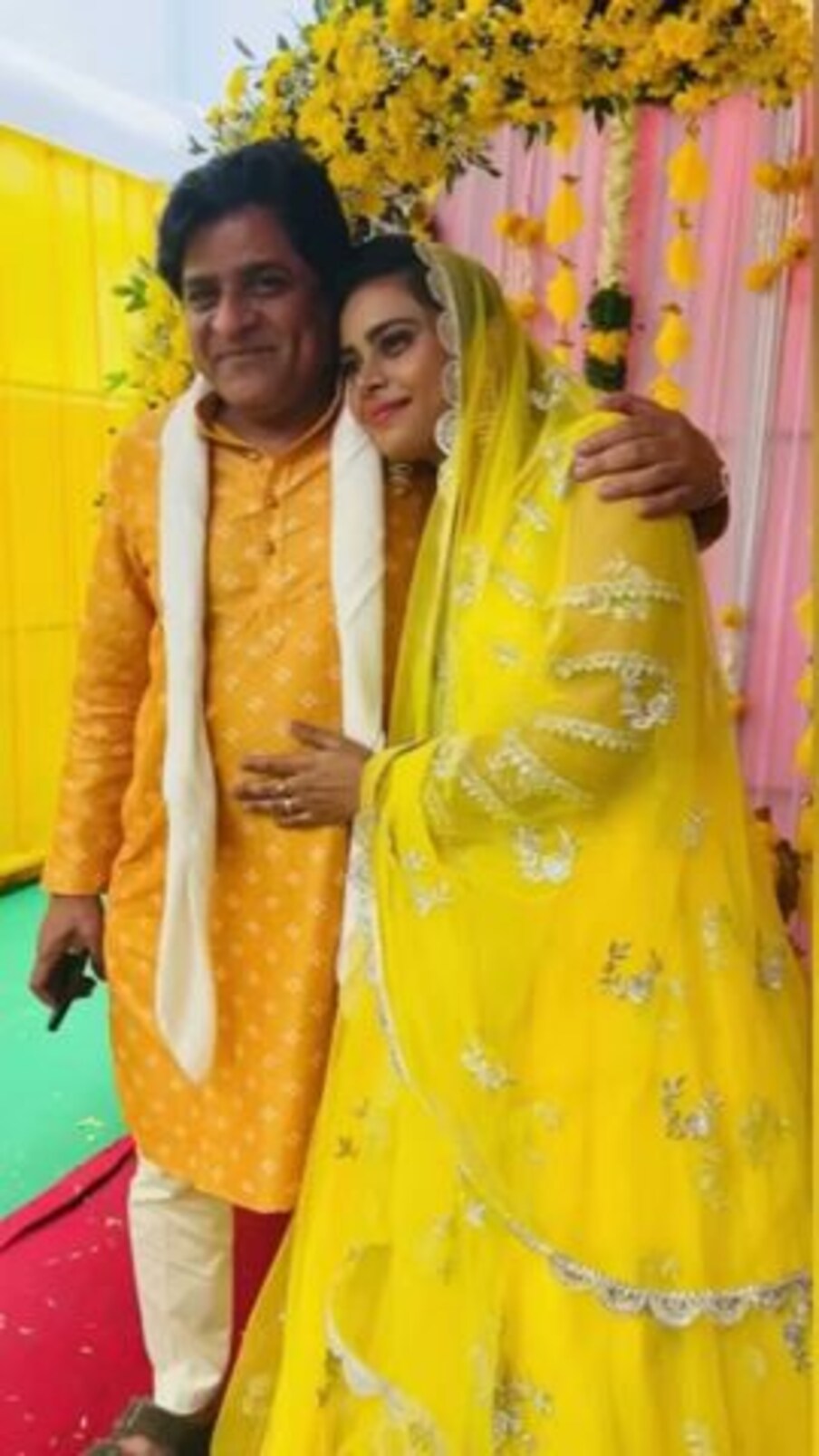  బాల నటుడిగా సినీ ఎంట్రీ ఇచ్చి కొన్ని వందల సినిమాల్లో నటించారు కమెడియన్ అలీ. వెండితెరపై కామెడీ పంచడంలో తనదంటూ ప్రత్యేకమైన దారి అని నిరూపించుకొని వెలది మంది అభిమానం పొందుతున్నారు ఆలీ.