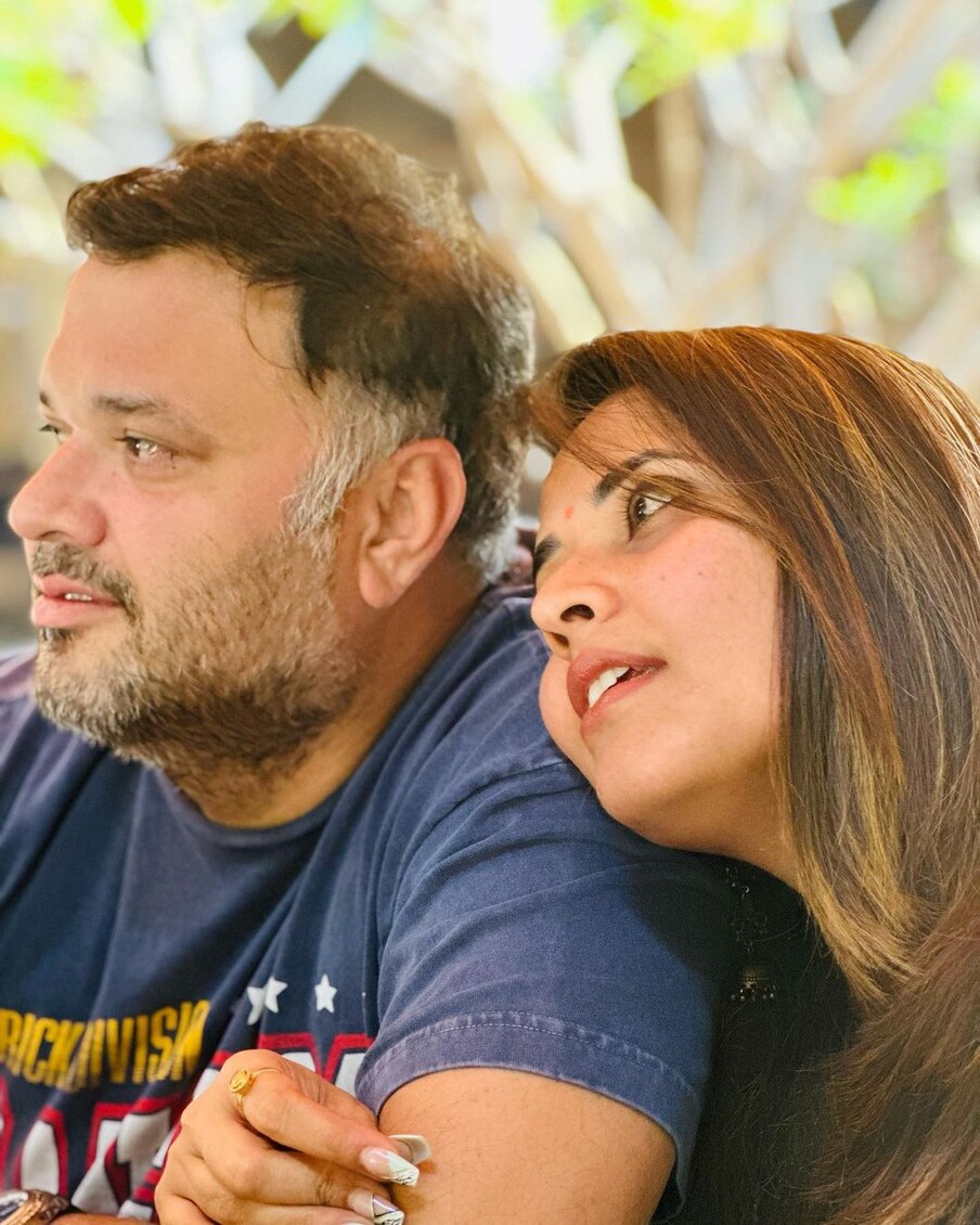  ఇంతింతై అన్నట్టు చిన్న చిన్న యాంకర్ వేషాలు వేసుకుంటూ చిన్నగా జబర్ధస్త్ షోలోకి ఎంట్రీ  ఇచ్చింది అనసూయ. ఈ షోతో  పాపులారిటీ సంపాదించుకున్న అనసూయ ఇక వెనుదిరిగి చూసుకోలేదు. ముందుగా జబర్దస్త్ షోను కేవలం గ్లామర్‌తోనే రక్తి కట్టించింది. ఆ తర్వాత నెమ్మదినెమ్మదిగా సినిమాల్లో కూడా తన అదృష్టాన్ని పరీక్షించుకుంటోంది. ఇక ఈమె వీలైనపుడల్లా..  తన భర్త సుశాంక్ భరద్వాజ్ తో కలిసి ఉన్న ఫోటోలను పంచుకుంటూ ఉంటుంది.  (Instagram/Photo)