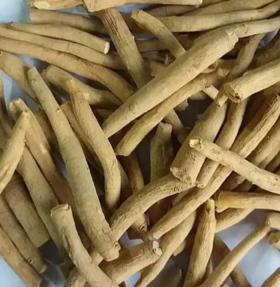  * అశ్వగంధ : అశ్వగంధ(Ashwagandha)లో యాంటీ ఆక్సిడెంట్లు పుష్కలంగా ఉంటాయి. ముడతలను మృదువుగా చేయడంలో, చర్మాన్ని దృఢంగా మార్చడంలో, యవ్వనంగా కనిపించడంలో సహాయపడుతుంది. ఒత్తిడిని తగ్గించడం ద్వారా చర్మానికి మేలు చేస్తుంది. ముడతలు, గీతలు, మచ్చలు, డార్క్ స్పాట్స్, ఏజింగ్‌ సమస్యలపై పోరాడుతుంది.