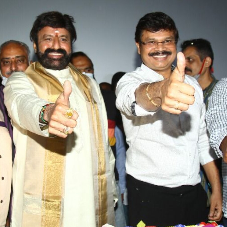  Balakrishna - Boyapati Sreenu: నందమూరి నట సింహం బాలకృష్ణ గురించి ప్రత్యేకంగా చెప్పాల్సిన పనిలేదు. సినీ అభిమానులందరికీ బాలయ్య బాబు గురించి తెలిసిందే. అటు రాజకీయాలు.. ఇటు సినిమాలు.. ఇంకోవైపు అన్‌స్టాపబుల్ షోతో పాటు బసవ తారకం కాన్సర్ హాస్పిటల్‌ చైర్మన్‌గా బాధ్యతలు నిర్వహిస్తూనే ఉన్నారు.ఈయన హీరోగా బోయపాటి శ్రీను కాంబినేషన్‌కు ప్రత్యేక  గుర్తింపు ఉంది.ఇక బాలయ్యకు గత పదిహేనేళ్లలో హిట్టైన సినిమాల్లో 3 సినిమాలు బోయపాటి శ్రీను సినిమాలు ఉండటం విశేషం. 