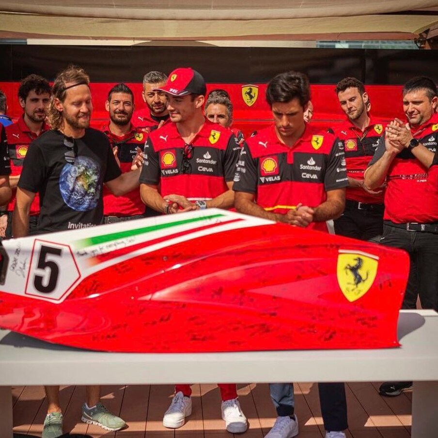  ఫార్మాల్ వన్ (Formula One) రేసింగ్ కు నాలుగు సార్లు చాంపియన్, జర్మనీ డ్రైవర్ సెబాస్టియన్ వెటెల్ (Sebastian Vettel) వీడ్కోలు పలకనున్నాడు. 2022 సీజన్ లో జరిగే ఆఖరి రేసు అయిన అబుదాబి గ్రాండ్ ప్రి వెటెల్ ఫార్ములా వన్ కెరీర్ లో ఆఖరిది కానుంది. (PC : TWITTER)