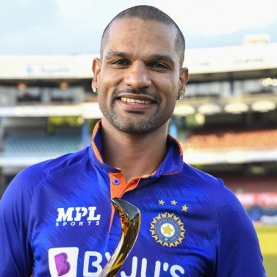  టీమిండియా (Team India) వెటరన్ ఓపెనర్ శిఖర్ ధావన్ (Shikhar Dhawan)ది ప్రత్యేకమైన శైలి. ఏదీ చేసినా చాలా డిఫరెంట్ గా ట్రై చేస్తాడు. పెళ్లి విషయంలోనూ మనోడు అదే చేశాడు. తన కంటే 10 ఏళ్లు పెద్దదైన అయేషా ముఖర్జీని 2012లో ప్రేమించి పెళ్లి చేసుకున్నాడు. అప్పటికే అయేషాకు ఇద్దరు పిల్లలు ఉన్నారు.