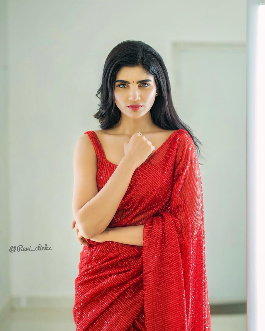  ఎందరో టాలెంటెడ్ నటులకు ఈ షో మంచి గుర్తింపు తెచ్చిపెట్టింది జబర్దస్త్ షో. ఇదే వేదికపై సూపర్ పాపులారిటీ సంపాదించింది యంగ్ లేడీ వర్ష. తనదైన కామెడీ టైమింగ్ తో పాటు అందాల డోస్ పెంచేసి యువతకు గాలం వేసింది.
