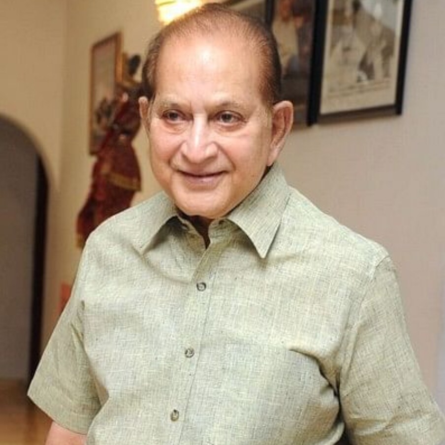 సూపర్ స్టార్ కృష్ణ (79) ఇకలేరు. ఇవాళ తెల్లవారుజామున 4 గంటలకు ఆయన తుది శ్వాస విడిచారు. అనారోగ్య సమస్యలతో 79 ఏళ్ల వయసులో  కన్నుమూశారు. నిన్న గుండెపోటుతో హైదరాబాద్‌లోని కాంటినెంటల్ ఆస్పత్రిలో కృష్ణ అడ్మిట్ అయ్యారు. శరీరంలోని ప్రధానమైన అవయవాలేవీ పనిచేయలేదు.   వైద్యులు తీవ్రంగా ప్రయత్నించినప్పటికీ.. ఆయన కోలుకోలేదు. వైద్యానికి శరీరం సరిగ్గా స్పందించలేదు.  క‌ృష్ణ ఆరోగ్య విషమంగానే ఉందని డాక్టర్లు కూడా చెప్పారు. 48 గంటలు గడిస్తే గానీ.. ఏమీ చెప్పలేదని తెలిపారు. అంతలోనే ఆయన కన్నుమూశారు. ఆస్పత్రిలో చికిత్స పొందుతూ తుదిశ్వాస విడిచారు.. Photo : Twitter
