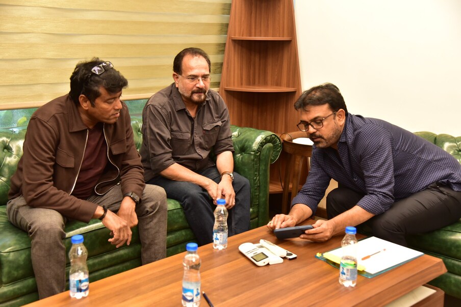  నిజానికి ఫిబ్రవరి మొదటివారంలోనే ఈ సినిమాను సెట్స్ మీదకు తీసుకురావాలని కొరటాల శివ స్కెచ్చేశారు. అందుకు తగ్గట్లుగా ప్రీ ప్రొడక్షన్ పనులు కూడా వేగవంతం చేశారు. ఇంతలో అనూహ్యంగా ఈ సినిమాను మార్చి నెల మొదట్లో సెట్స్ మీదకు తీసుకు రాబోతున్నట్లు టాక్ బయటకొచ్చింది.